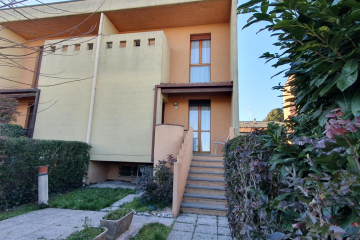 Rif. 2166 Villa a Schiera d'Angolo Con Giardino                    € 195.000 