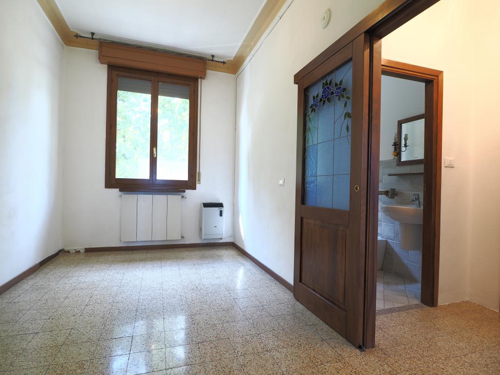 Bibbiano: Appartamento con 2 camere vicino alle scuole medie  € 75.000 