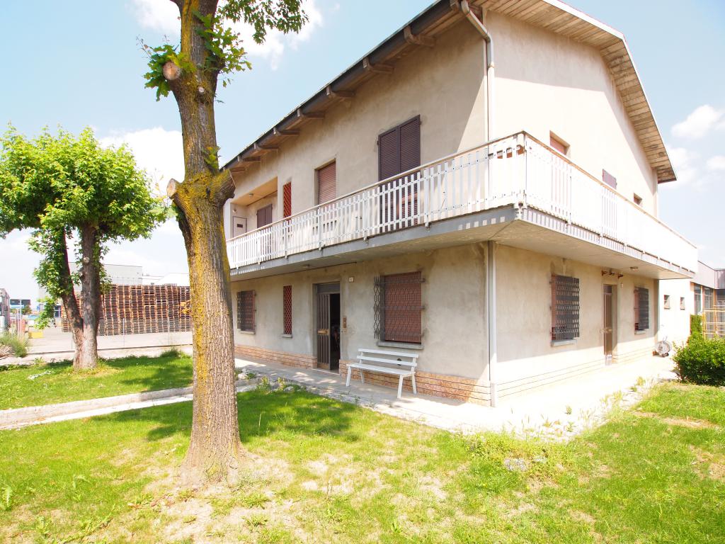 Rif. 2251 Casa indipendente con Due Appartamenti e Ampi Spazi Operativi a Campegine € 210.000
