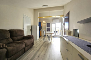 Rif. 2256 Parma, quartiere Crocetta: Mini ristrutturato con balcone, cantina e garage € 130.000