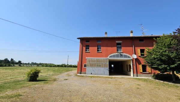 Rif. 2267 Bibbiano: Corte di Campagna con terreno e bassi servizi € 410.000 