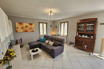 Rif. 2271 Quattro Castella:Ampio appartamento con 3 camere e 2 bagni senza spese condominiali € 112.000 