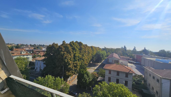 Rif. 2264 Montecchio Emilia: Attico con 2 Camere e 4 Balconi in Centro € 109.000